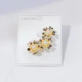 Elegante goldfarbene Blumen-Brosche mit weißen Perlen auf einer weißen Displaykarte - Dreiblättriger Kleiner Blumenstil (A12-5)
