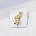 Eleganter goldfarbener Blumen-Brosche mit Perlen, Vintage-Anstecknadel für Damenanzüge - Blumenrankenstil (A12-9)