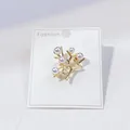 Elegante goldene Ast-Brosche mit weißen Perlen auf einer minimalistischen Karte - Rankenstil (A12-16)