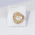 Eleganter goldener Mehrschicht-Kreis-Brosche mit weißer Perle und Strass - Verflochtener Ringstil (A12-17)