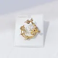 Eleganter goldener Blattkranz-Brosche mit einer glänzenden weißen Perle für Damen - Offener Girlandenstil (A12-18)