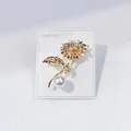 Eleganter goldener Sonnenblumen-Brosche mit weißer Perle auf minimalistischer Karte - Goldener Sonnenblumenstil (A12-19)
