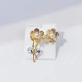 Eleganter goldener Blumenanstecker mit weißen Perlen und funkelnden Kristalltropfen - Radialer Blumenstil (A12-21)
