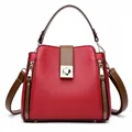 Sac seau élégant en cuir rouge grainé avec bandoulière marron et détails dorés - Rouge
