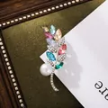 Eleganter blattförmiger Broschen-Anstecker mit bunten Kristallen und weißer Perle - Blattstil (A18-87)