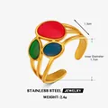 Goldener Edelstahlring offen mit bunten ovalen Emaille-Elementen in Rot, Grün und Blau. - Bunte Emaille Stil 1