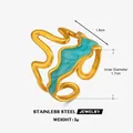 Goldfarbener, wellenförmiger Ring aus Edelstahl mit lebhaftem türkisfarbenem Emaille-Inlay - Blauer Emaille-Ring / Innendurchmesser 1.7cm / Blau