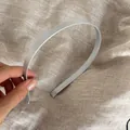 Elegante diadema fina de satén gris claro accesorio de pelo minimalista para mujer - Gris
