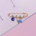 Spilla di sicurezza dorata con perle, luna blu e ciondoli a farfalla eleganti - Stile Luna Stella Farfalla / Oro