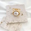 Luxuriöse goldene Seidenschal-Schnalle mit großer weißer Perle auf einem Steinsockel - Oversized