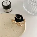 Eleganter gold- und schwarzer Emaille-Schalclip für modische Damen-Accessoires im Set - M / Schwarz