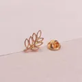 Eleganter goldener Mini-Brosche in Blattform zum Schutz vor Entblößung mit Verschluss - Hohler Blatt Stil (A11-123) / Gold