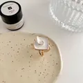 Eleganter weißer Emaille-Quadrat-Spiral-Schalring mit poliertem Gold-Finish für Seidentücher - S / Weiß