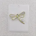 Elegante goldene Libellenbrosche mit weißen Muschelflügeln und feinem Perlenakzent - Lebendiger Libellenstil (A6-7)