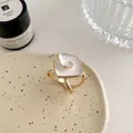 Goldfarbene quadratische Schließe mit weißem Emaille-Inlay für Halstücher - M / Weiß