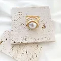 Eleganter goldfarbener Schalring mit großer weißer Perle als Akzent für Damenaccessoires - Mittel Größe 2
