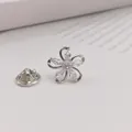 Eleganter Blumen-Anstecker mit funkelnden Zirkonia in Silber-Finish für Strickjacken - Silber Fünfblättrige Blume Stil