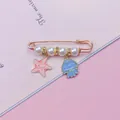 Spilla carina stile giapponese con perle bianche, stella marina rosa e ciondolo medusa - Design Stella Marina e Medusa / Oro