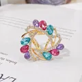 Eleganter bunter Kristallblumen-Schalclip mit goldenem Drei-Ring-Design aus Legierung. - Bunte Birnenförmige Strass-Spiralblume (H7)