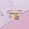 Simpatica spilla in stile giapponese con perle, vasetto a cuore e ciondoli agrumi colorati - Stile Barattolo Cuore Frutta / Oro