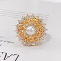 Elegante goldene Kamelien-Schalschnalle mit funkelnden Kristallen und weißer Perle - Runder Kamelien-Perlenstil (H1)
