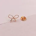 Eleganter goldfarbener Mini-Schleifen-Broschenstift für Kragen- und Kleidungssicherheitsschutz - Minimalistischer Schleifen Stil (A11-119)