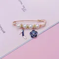 Graziosa spilla in stile giapponese con perle, fiore di camelia e charm scarpa blu - Stile Tacco Camelia / Oro
