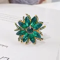Detailansicht einer vintage grünen Kristall-Blumen-Schalschnalle mit Goldoberfläche. - Dunkelgrüne Kristall-Marquise-Blume (H11)