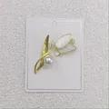 Eleganter goldfarbener Tulpen-Muschel-Brosche für Damen mit weißer Perle und Blütenblättern. - Goldener Tulpenstil (A6-13)