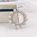 Eleganter silberner runder Seidenschal-Clip mit weißen Perlen und Strasssteinen für Hemden - Silberperle Strassring (A6-44) / Silberperle Strassring (A6-44)