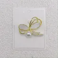 Eleganter goldener Schmetterlings-Brosche mit Muschel-Inlay, Perle und Strasssteinen. - Perlen-Schmetterlingsstil (A6-10)