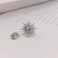 Eleganter silberner sternförmiger Kupfer-Sicherheitsstift mit funkelnden Zirkonia-Steinen - Silber Sternenstrahl Stil