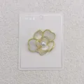 Eleganter goldfarbener Blumen-Brosche mit weißen Muschelblättern und Perlendetail - Blumiger Schmetterlingsstil (A6-14)