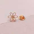 Elegante goldene Mini-Brosche in hohler Blumenform mit Schmetterlingsverschluss - Hohler Sechsblättrige Blume Stil (A11-111)