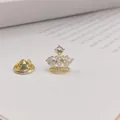Goldfarbene Kronenbrosche mit Zirkonia-Kristallen und Schmetterlingsverschluss-Rückseite - Gold Krone Stil