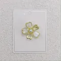 Eleganter Muschel-Blumen-Brosche mit Perle und Goldrand für Mäntel und Strickjacken - Vierblättriger Herzblütenstil (A6-15)