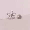Minimalistische silberne Blumen-Anstecknadel mit sicherem Schmetterlingsverschluss - Hohler Fünfblättrige Blume Stil (A11-114)