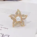Eleganter goldener Kamelien-Schalclip mit edler Perle und glänzenden Strasssteinen - Goldener Kamelien-Strassstil (H2)