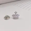Eleganter kronenförmiger Reversstecker mit klarem Zirkon-Inlay und silbernem Sicherheitsknopf. - Silber Krone Stil