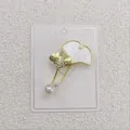 Elegante goldene Ginkgoblatt-Brosche mit weißer Muschel-Einlage und Perlen-Akzent - Ginkgoblatt-Schmetterlingsstil (A6-12)