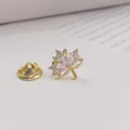 Edler goldener Ahornblatt-Anstecker mit funkelndem rosa und klarem Zirkonia-Inlay - Gold Ahornblatt Stil
