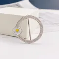 Eleganter weißer Gänseblümchen-Strass-Seidenschal-Clip und Hemdsaum-Knotenring-Accessoire - Silber Gänseblümchen Strass Stil (A6-54)