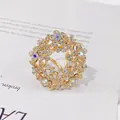 Eleganter Kamelien-Schalring mit funkelnden Strasssteinen in glänzender Goldoptik - Bunter Strass-Blumenstil (H4)