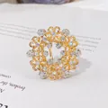 Eleganter Schalring aus goldener Legierung mit Kamelienblüte und glitzernden Strasssteinen - Goldener Hohler Blumenstil (H5)