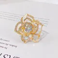 Eleganter goldener Kamelienblüten-Schalklammer mit funkelnden Kristall-Strasssteinen - Hohle Irisierende Strass-Kamelie (H6)