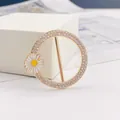 Eleganter goldfarbener Strass-T-Shirt-Knotenverschluss mit weißem Emaille-Gänseblümchen - Gold Gänseblümchen Strass Stil (A6-53)