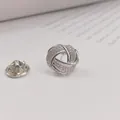 Elegante silberfarbene Kupfernadel in Knotenform mit glitzernden weißen Zirkonia - Silberner Knoten-Pave-Stil