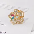 Eleganter Kamelienblüten-Schalring mit funkelnden Kristall-Strasssteinen in Gold-Finish - Aurora Hauptstein Kamelienstil (H8)
