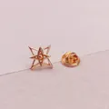 Eleganter goldener vierzackiger Stern Mini-Broschen-Pin zur Befestigung von Kleidung - Mehrschichtiger Stern Stil (A11-127)