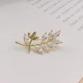 Eleganter vergoldeter Kupferzweig-Anstecknadel mit marquise-geschliffenen Zirkonia - Gold Zweigblatt Stil
